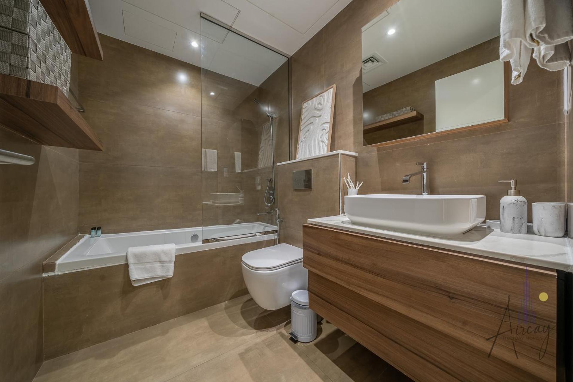 Top-floor Luxury 2br With Stunning Marina View Apartment
